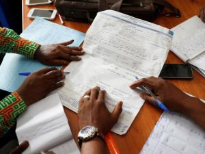 Compilation des résultats de l'élection présidentielle en RDC du 30 décembre par les agents de la Céni, à Kinshasa, le 4 janvier.
