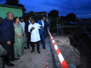 Routes coupées à Kinshasa : Félix Tshisekedi ordonne la réhabilitation urgente des ouvrages endommagés