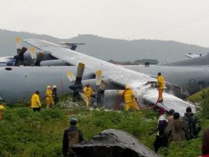 Atterrissage raté d’un avion militaire sud-africain : tous les passagers indemnes
