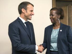 Le président français et Louise Mushikiwabo, à Erevan, le 12 octobre. © OIF