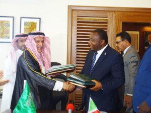 Le représentant du Fonds Saoudien de Développement (FSD) M. Youssef Al Bassam et le ministre des Finances, du Budget et de la Coopération au Développement Economique, Dr Domitien Ndihokubwayo échangent une poignée de mains après la signature de l’accord d