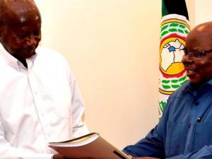 Le facilitateur Mkapa remettant son rapport au médiateur Museveni