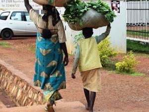 Cette fille en uniforme d’écolière, qui va vendre des légumes, sera plus tard embauchée comme nounou dans un quartier de la ville.