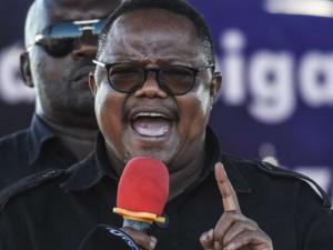 Lissu presses for strong voter turnout, Magufuli dangles bag of goodies