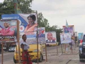 Des banderoles et affiches des candidats aux élections législatives et présidentielle de décembre 2018 arborées sur les lieux publics de la capitale de la RDC, le 12 décembre 2018. Radio Okapi/Photo John Bompengo