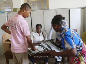 Des agents électoraux de la CENI travaillent dans un bureau de vote le 31/12/2018 après le vote organisé le 30 décembre en RDC. Radio Okapi/Photo John Bompengo