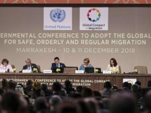 Le secrétaire général de l'ONU, Antonio Guterres (2e g.), et le ministre marocain des Affaires étrangères, Nasser Bourita (3e g.), lors de l'ouverture de la conférence onusienne de Marrakech sur les migrations, lundi 10 décembre 2018. © Mosa'ab Elshamy/AP