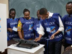 Les responsables des élections congolaises préparent la machine à voter avant que le vote ne commence le dimanche 30 décembre 2018 à Kinshasa. © Jerome Delay/AP/SIPA